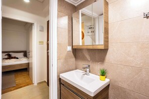 Dusche, Haartrockner, Handtücher