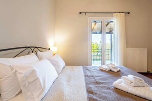 4 bedrooms, iron/ironing board, travel cot, WiFi - Aelia Guesthouse - Private Garden Retreat (Daras)