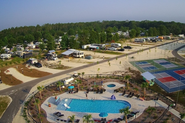 3 outdoor pools, open 10:00 AM to 10:00 PM, sun loungers