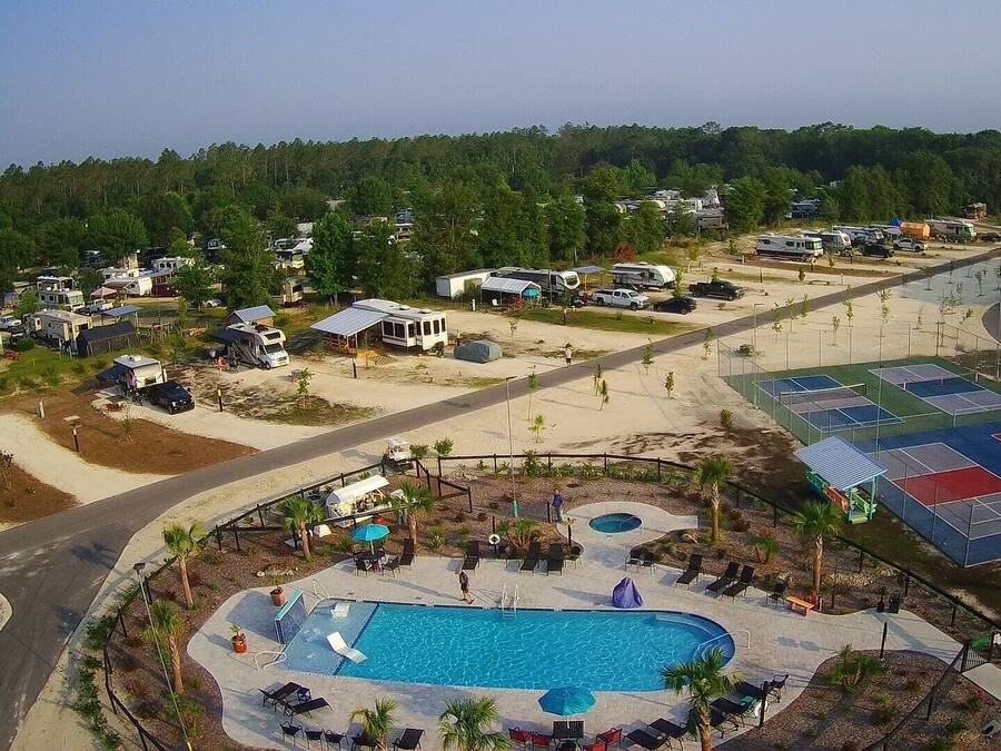 3 buitenzwembaden, ligstoelen bij het zwembad