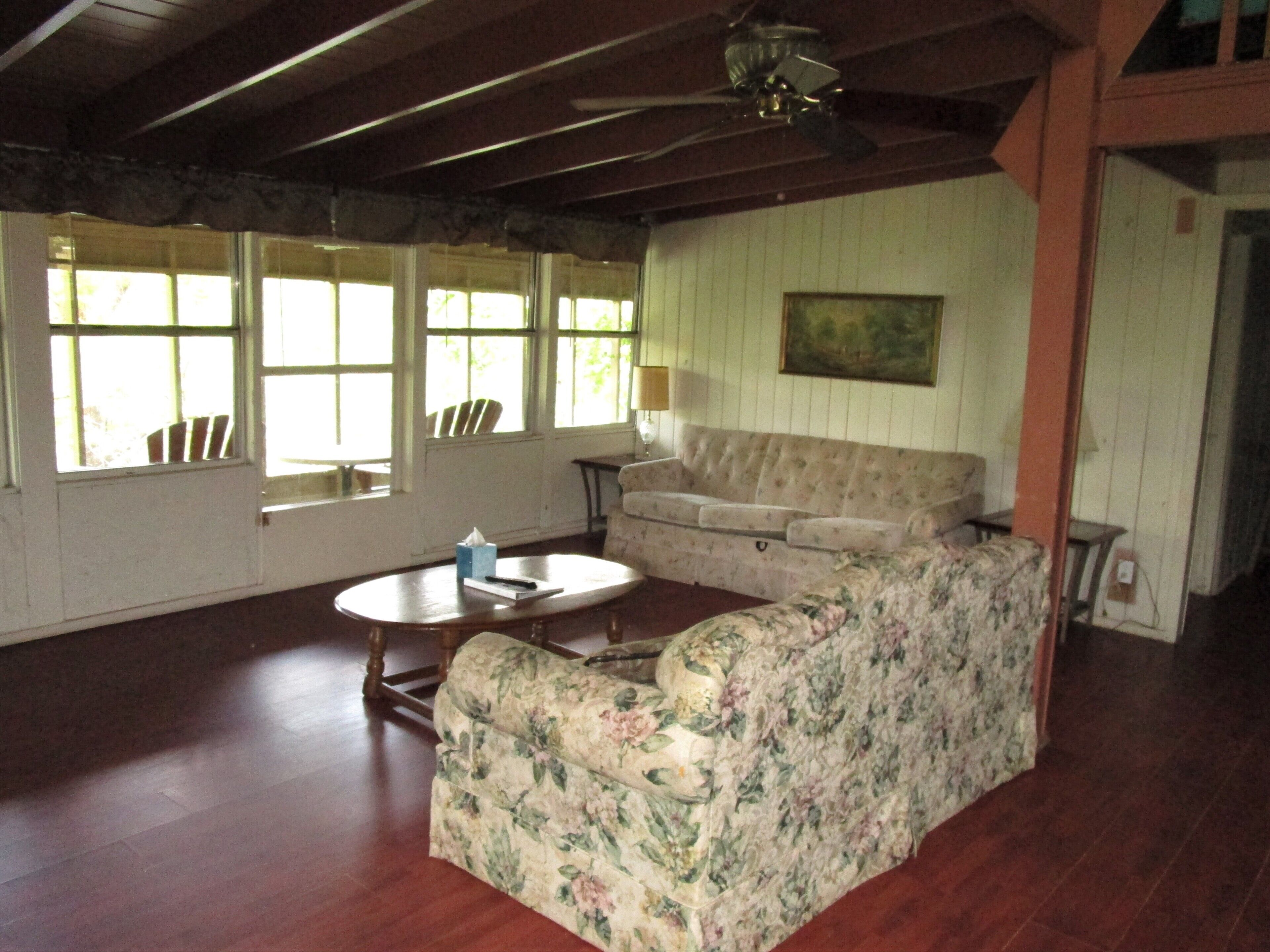 基本單棟房屋, 2 間臥室, 露台, 河景 | 客廳 | 32 吋平面電視連有線電視頻道