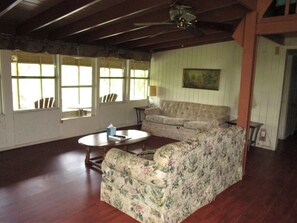 منزل بتجهيزات أساسية - غرفتا نوم - برواق - بمنظر للنهر | منطقة المعيشة | تلفزيون بشاشة مسطحة بحجم 32-بوصة يعرض قنوات تلفزيونية باشتراك مدفوع