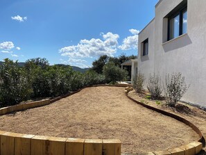Property grounds - 5' from beach, new villa with splendid views, heated pool, air conditioning. (Sainte lucie de porto vecchio)