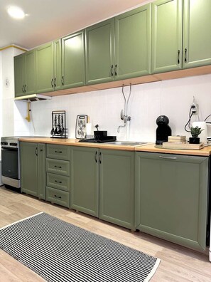 Fridge, oven, stovetop, dishwasher