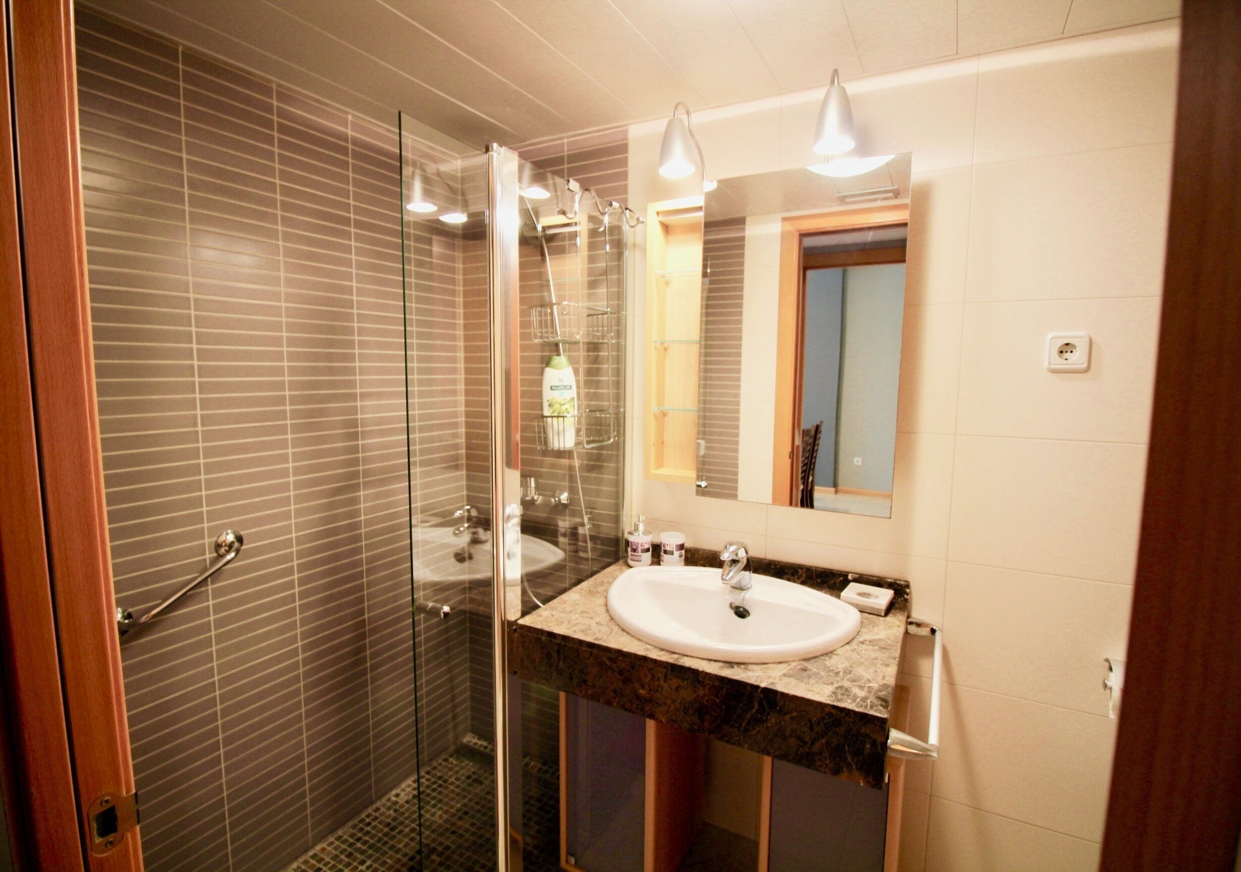 Een douche, een haardroger, handdoeken, zeep