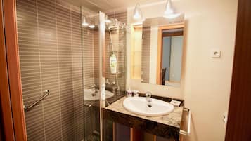 Een douche, een haardroger, handdoeken, zeep