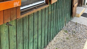 Un bâtiment en bois avec une fenêtre et une porte.