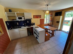 Fridge, microwave, dishwasher, coffee/tea maker