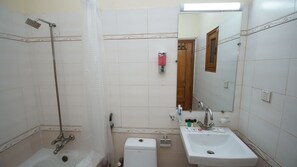 Dusj, hårføner, håndklær og såpe