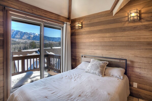 2 室のベッドルーム、デスク、WiFi (無料)、ベッドシーツ