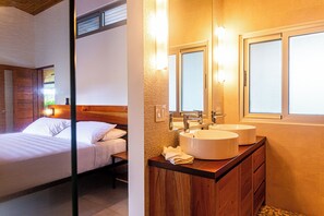 3 quartos, ferros/tábuas de passar roupa, berço de viagem