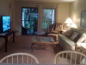 Living area - Cozy 2-bedroom condo in enjoyable St. Petersburg with AC, fitness room (St. Petersburg)