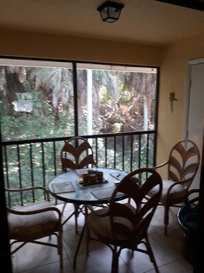 Dining - Cozy 2-bedroom condo in enjoyable St. Petersburg with AC, fitness room (St. Petersburg)