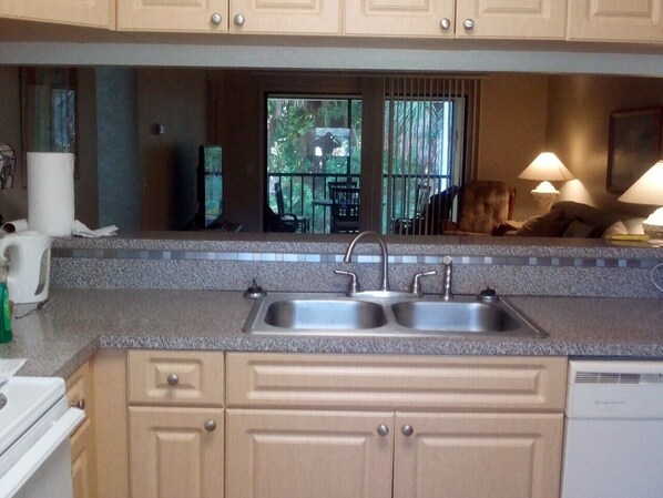 Private kitchen - Cozy 2-bedroom condo in enjoyable St. Petersburg with AC, fitness room (St. Petersburg)