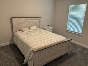 4 dormitoris, escriptori, planxa i posts de planxar i wifi gratuïta 