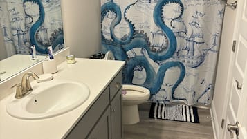 Hårføner, bidé, håndklær og såpe