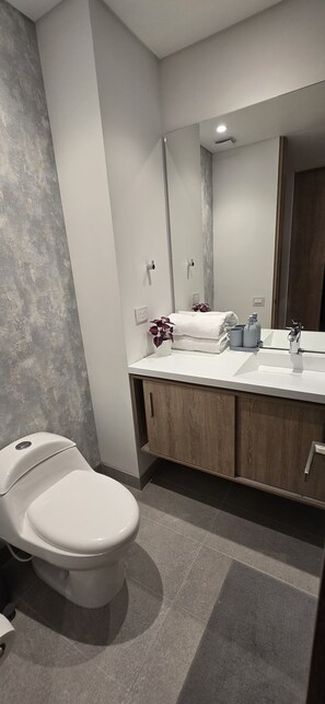 Towels, soap, toilet paper - Apartamento cerca de Corferias, Embajada E.E.U.U, Aeropuerto, Teusaquillo-Bogotá (Bogotá)