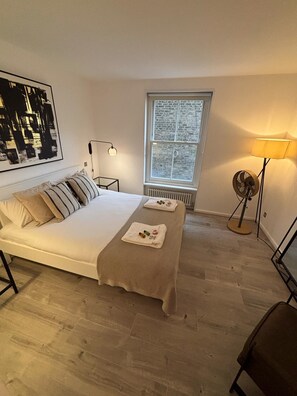 2 bedrooms, desk, iron/ironing board, travel crib - Urban Bourbon - charming 2-bedroom apartment in Notting Hill (London)