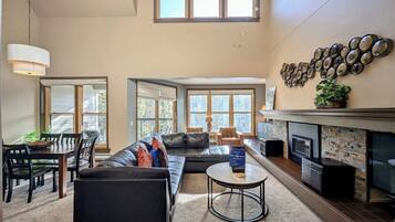 Televisión y chimenea