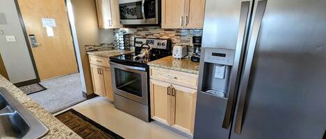 Réfrigérateur, micro-ondes, four, plaque de cuisson