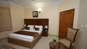 1 bedroom, iron/ironing board, WiFi, bed sheets - Beautiful Deluxe King Room, Fully Furnished. (Karachi)
