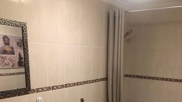 Bidet, serviettes fournies, savon, papier toilette