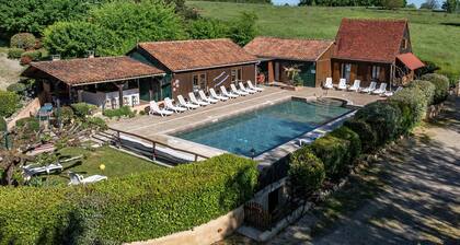 Rouge-gorge,GĂźte et piscine commune