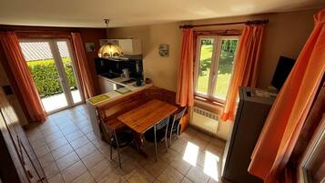 Fridge, microwave, dishwasher, coffee/tea maker