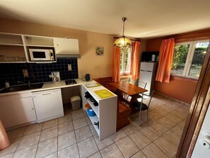 Réfrigérateur, micro-ondes, lave-vaisselle, cafetière/bouilloire