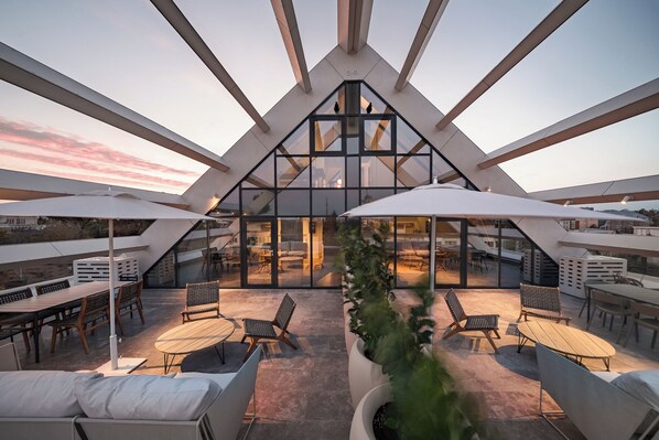 Terrace/patio - Phoenix Aparthotel (Galati)