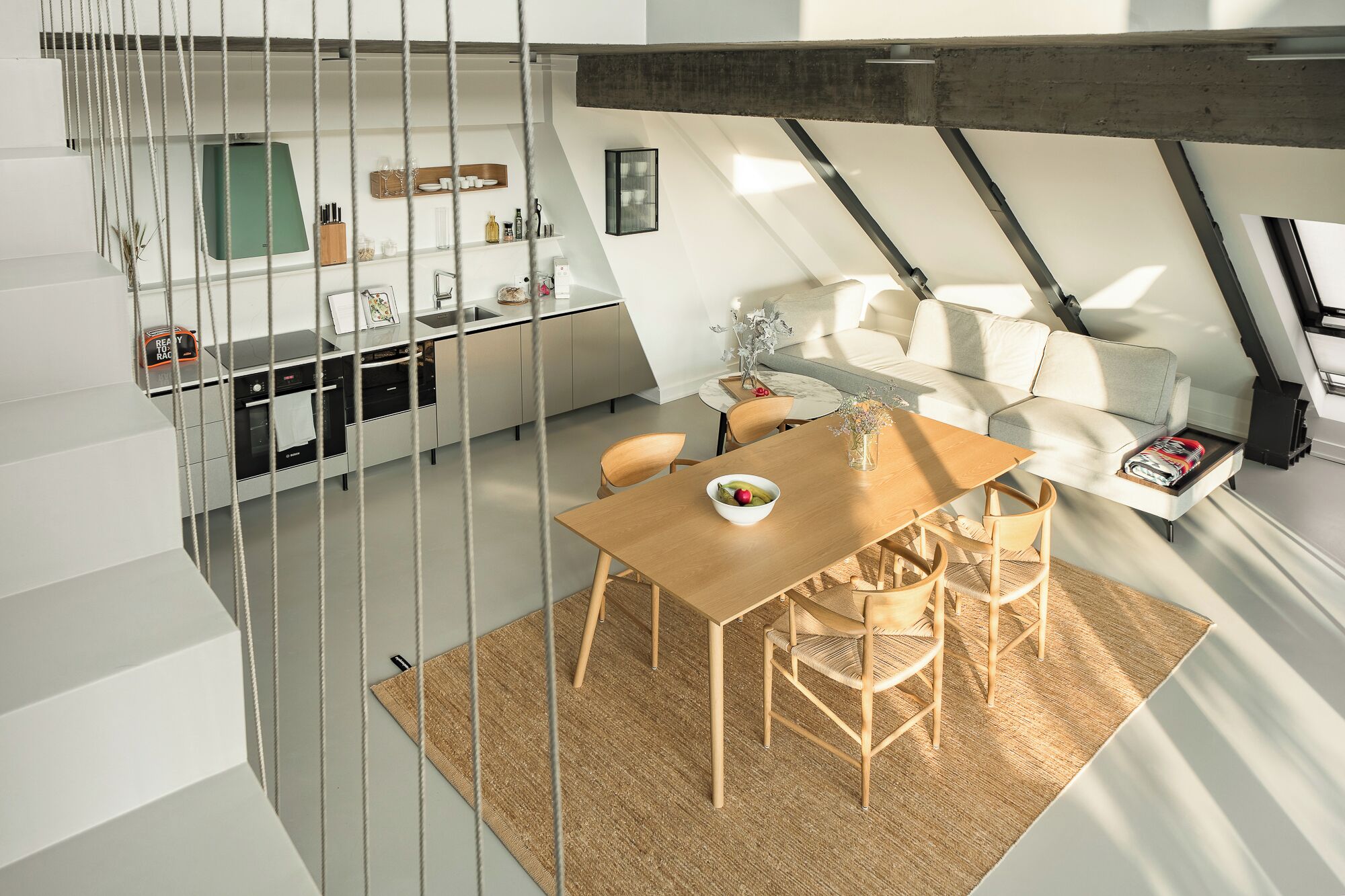 Een modern loftappartement met een eetgedeelte, keuken en woonruimte.