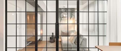 Deluxe-Maisonette, Terrasse, Blick auf den Innenhof | 1 Schlafzimmer, schallisolierte Zimmer, kostenloses WLAN
