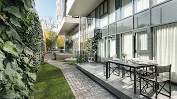 Deluxe Duplex, Patio, Courtyard View | Terrace/patio