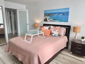 1 Schlafzimmer, Schreibtisch, Bügeleisen/Bügelbrett, Reisekinderbett