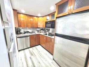 Kylskåp, mikrovågsugn, spishäll och diskmaskin