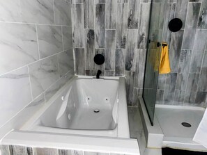 Dusche, Whirlpool, Haartrockner, Handtücher