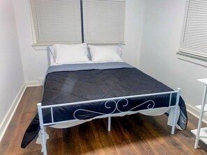 4 Schlafzimmer, Schreibtisch, Bügeleisen/Bügelbrett, WLAN