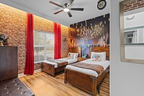 5 bedrooms, iron/ironing board, free WiFi, bed sheets - Family-Friendly 5BD/4BA Townhome with Grill & Pool (Kissimmee)