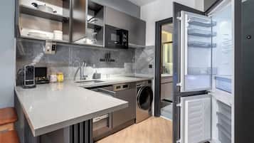 Réfrigérateur, micro-ondes, plaque de cuisson, lave-vaisselle