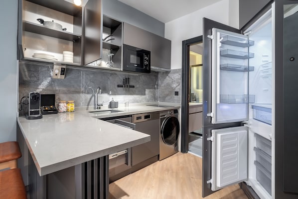 Fridge, microwave, stovetop, dishwasher
