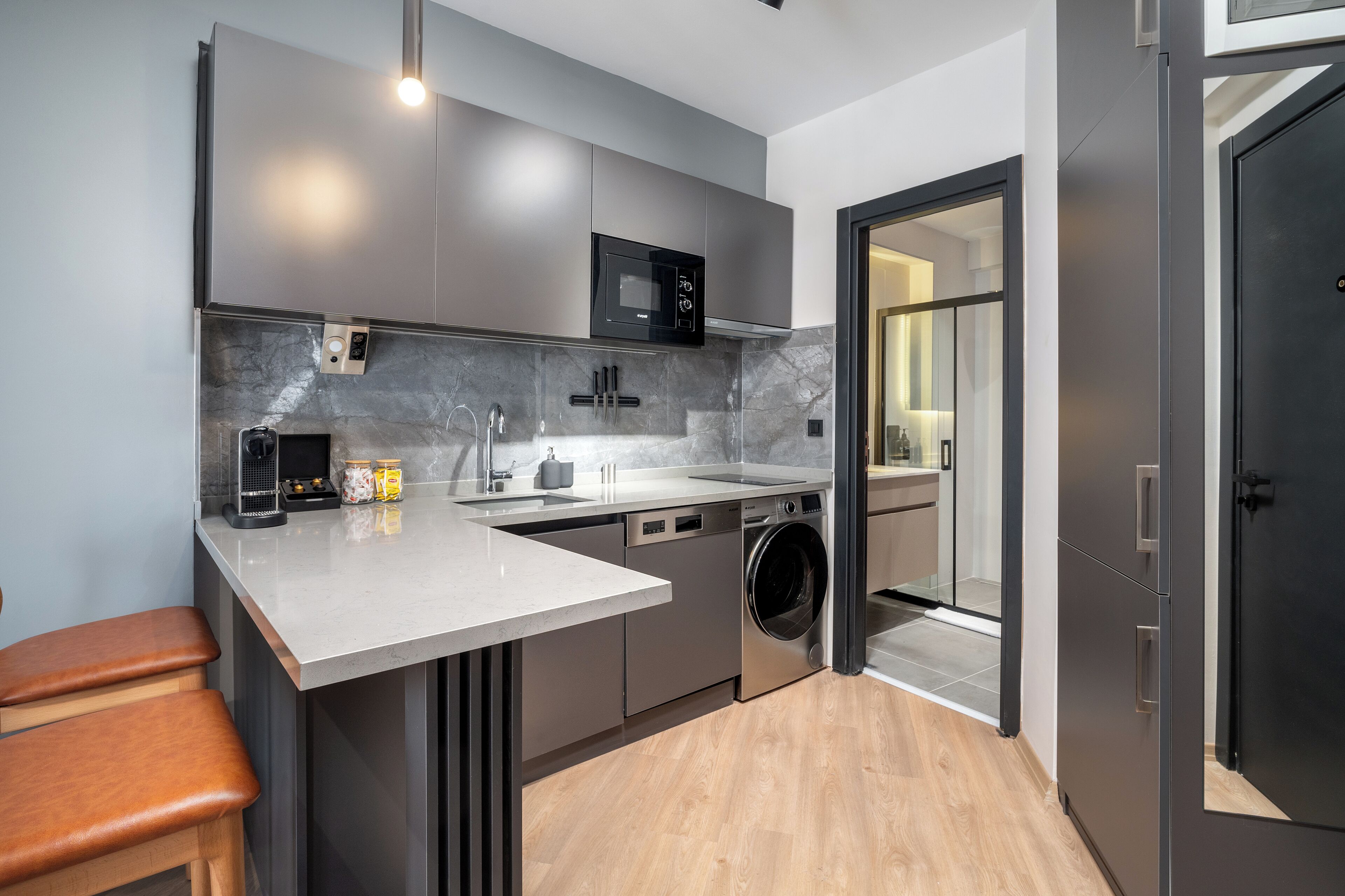 Deluxe Apartment | Private kitchen | Fridge, microwave, stovetop, dishwasher