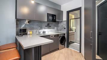 Deluxe Apartment | Private kitchen | Fridge, microwave, stovetop, dishwasher