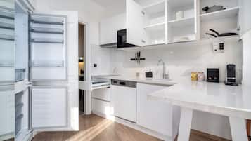 Réfrigérateur, micro-ondes, plaque de cuisson, lave-vaisselle