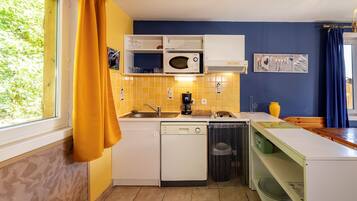 Fridge, microwave, dishwasher, coffee/tea maker