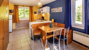Private kitchen - Loriot, Wooden cottage at Hameau Des Laurières (Saint-Avit-Sénieur)