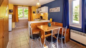 Fridge, microwave, dishwasher, coffee/tea maker