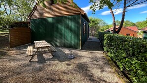 Outdoor dining - Loriot, Wooden cottage at Hameau Des Laurières (Saint-Avit-Sénieur)