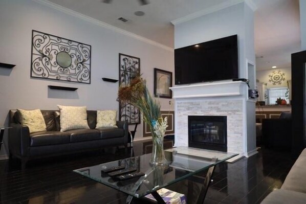 テレビ、暖炉、ステレオ