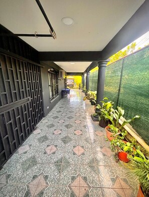 Terrace/patio - Casa Nova Quepos, only 9 km from Manuel Antonio beach Costa Rica. (Quepos)
