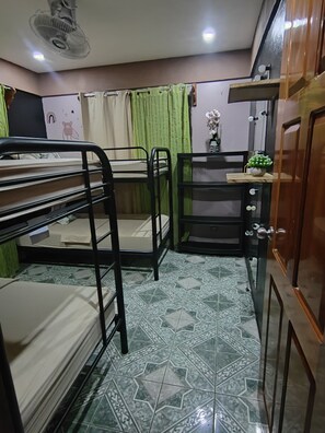 5 bedrooms, desk, free WiFi, bed sheets - Casa Nova Quepos, only 9 km from Manuel Antonio beach Costa Rica.  (Quepos)